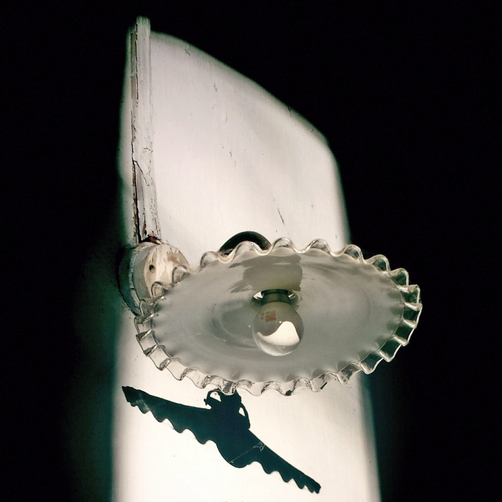 lampe ancienne en verre dans une vielle maison