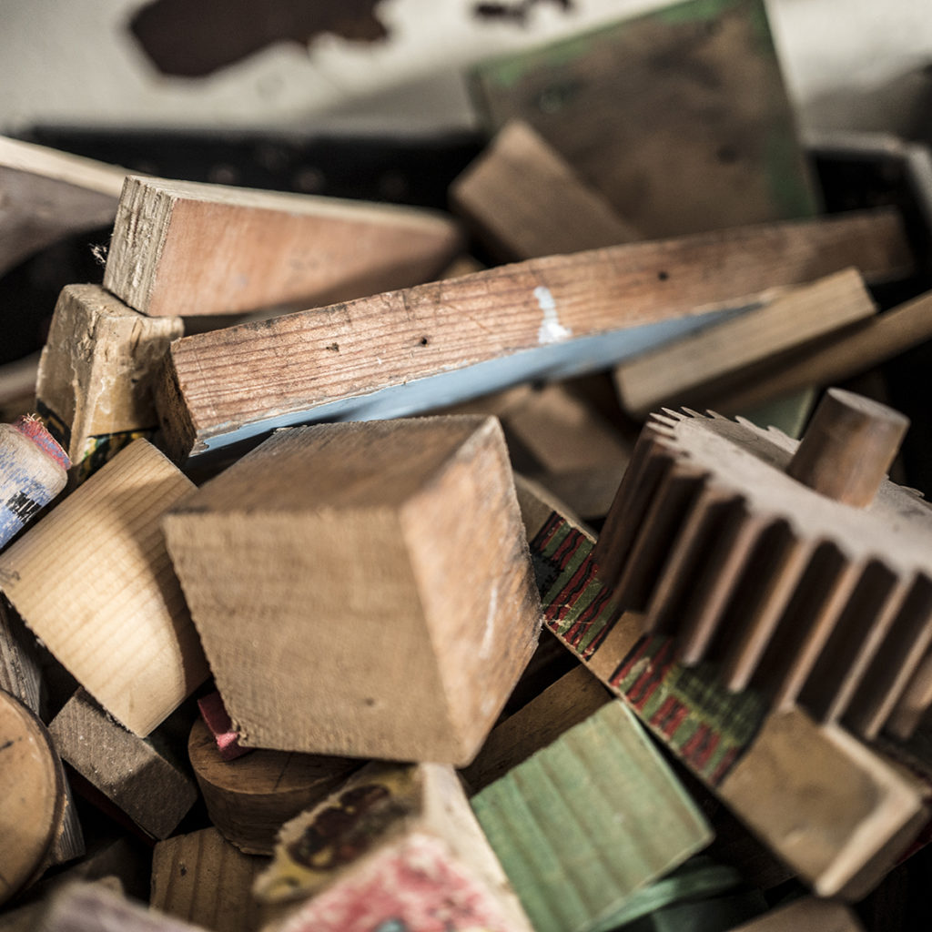 morceaux de bois, engrenage, cubes .